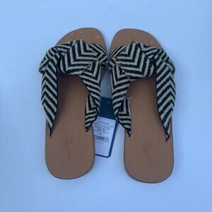 Universal Thread Women Flat Sandals/ Slip On Size 6 NWT